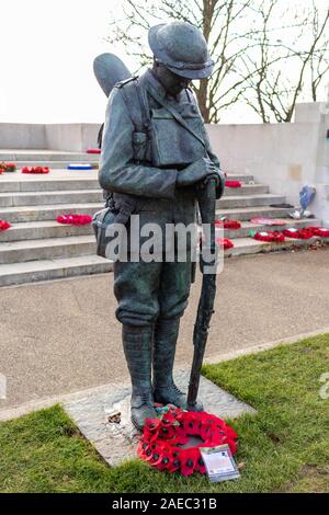 Lebensgroße WW1 Statue eines jungen Soldaten. Southend On Sea, Großbritannien Stockfoto