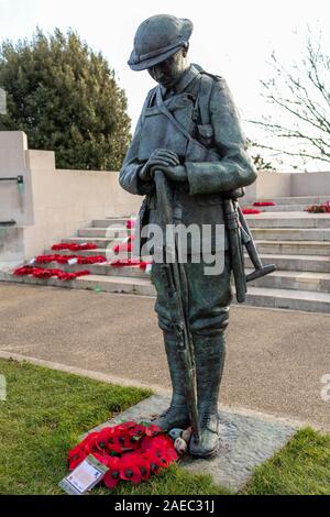 Lebensgroße WW1 Statue eines jungen Soldaten. Southend On Sea, Großbritannien Stockfoto