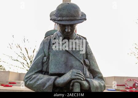 Lebensgroße WW1 Statue eines jungen Soldaten. Southend On Sea, Großbritannien Stockfoto