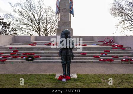 Lebensgroße WW1 Statue eines jungen Soldaten. Southend On Sea, Großbritannien Stockfoto