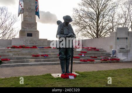 Lebensgroße WW1 Statue eines jungen Soldaten. Southend On Sea, Großbritannien Stockfoto