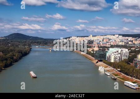 Blick auf Schiff auf der Donau, die lafranconi Brücke und neue Gebäude in einem Wohngebiet in Bratislava, Slowakei Stockfoto