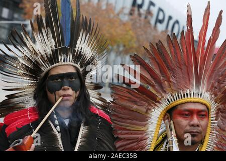 Madrid, Spanien. 08 Dez, 2019. 350.Org indigenen Führern und Aktivisten protestieren in Madrid gegen Ölverschmutzung, der fossilen Industrie in Brasilien im Rahmen der COP 25. Aufmerksamkeit auf das Auslaufen von Öl, Verschmutzung der Strände und verschmutzen das Sea Life in 11 Staaten in Brasilien in den letzten drei Monaten zu zeichnen, indigene Vertreter aus fünf verschiedenen Völkern und Aktivisten von 350.Org wird ein Protest in einem der berühmtesten Plätze von Madrid, die Smart Building von Repsol die Spanische Ölgesellschaft. Quelle: dpa Picture alliance/Alamy leben Nachrichten Stockfoto