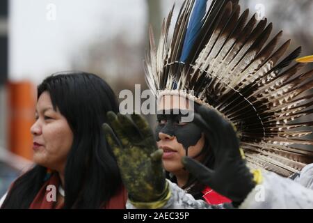 Madrid, Spanien. 08 Dez, 2019. 350.Org indigenen Führern und Aktivisten protestieren in Madrid gegen Ölverschmutzung, der fossilen Industrie in Brasilien im Rahmen der COP 25. Aufmerksamkeit auf das Auslaufen von Öl, Verschmutzung der Strände und verschmutzen das Sea Life in 11 Staaten in Brasilien in den letzten drei Monaten zu zeichnen, indigene Vertreter aus fünf verschiedenen Völkern und Aktivisten von 350.Org wird ein Protest in einem der berühmtesten Plätze von Madrid, die Smart Building von Repsol die Spanische Ölgesellschaft. Quelle: dpa Picture alliance/Alamy leben Nachrichten Stockfoto
