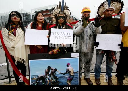 Madrid, Spanien. 08 Dez, 2019. 350.Org indigenen Führern und Aktivisten protestieren in Madrid gegen Ölverschmutzung, der fossilen Industrie in Brasilien im Rahmen der COP 25. Aufmerksamkeit auf das Auslaufen von Öl, Verschmutzung der Strände und verschmutzen das Sea Life in 11 Staaten in Brasilien in den letzten drei Monaten zu zeichnen, indigene Vertreter aus fünf verschiedenen Völkern und Aktivisten von 350.Org wird ein Protest in einem der berühmtesten Plätze von Madrid, die Smart Building von Repsol die Spanische Ölgesellschaft. Quelle: dpa Picture alliance/Alamy leben Nachrichten Stockfoto