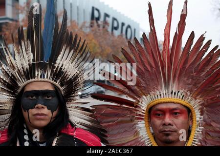 Madrid, Spanien. 08 Dez, 2019. 350.Org indigenen Führern und Aktivisten protestieren in Madrid gegen Ölverschmutzung, der fossilen Industrie in Brasilien im Rahmen der COP 25. Aufmerksamkeit auf das Auslaufen von Öl, Verschmutzung der Strände und verschmutzen das Sea Life in 11 Staaten in Brasilien in den letzten drei Monaten zu zeichnen, indigene Vertreter aus fünf verschiedenen Völkern und Aktivisten von 350.Org wird ein Protest in einem der berühmtesten Plätze von Madrid, die Smart Building von Repsol die Spanische Ölgesellschaft. Quelle: dpa Picture alliance/Alamy leben Nachrichten Stockfoto