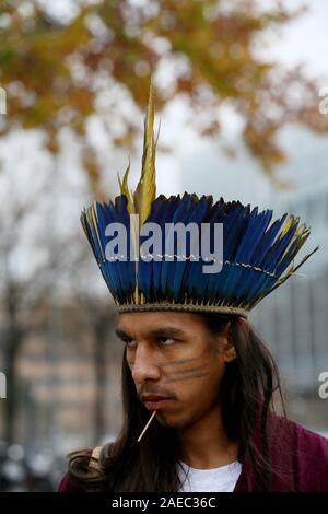 Madrid, Spanien. 08 Dez, 2019. 350.Org indigenen Führern und Aktivisten protestieren in Madrid gegen Ölverschmutzung, der fossilen Industrie in Brasilien im Rahmen der COP 25. Aufmerksamkeit auf das Auslaufen von Öl, Verschmutzung der Strände und verschmutzen das Sea Life in 11 Staaten in Brasilien in den letzten drei Monaten zu zeichnen, indigene Vertreter aus fünf verschiedenen Völkern und Aktivisten von 350.Org wird ein Protest in einem der berühmtesten Plätze von Madrid, die Smart Building von Repsol die Spanische Ölgesellschaft. Quelle: dpa Picture alliance/Alamy leben Nachrichten Stockfoto