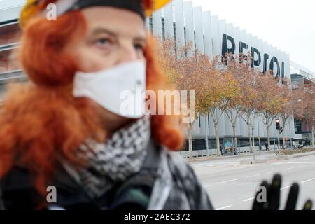Madrid, Spanien. 08 Dez, 2019. 350.Org indigenen Führern und Aktivisten protestieren in Madrid gegen Ölverschmutzung, der fossilen Industrie in Brasilien im Rahmen der COP 25. Aufmerksamkeit auf das Auslaufen von Öl, Verschmutzung der Strände und verschmutzen das Sea Life in 11 Staaten in Brasilien in den letzten drei Monaten zu zeichnen, indigene Vertreter aus fünf verschiedenen Völkern und Aktivisten von 350.Org wird ein Protest in einem der berühmtesten Plätze von Madrid, die Smart Building von Repsol die Spanische Ölgesellschaft. Quelle: dpa Picture alliance/Alamy leben Nachrichten Stockfoto