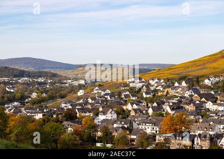 Malerischer Blick auf Bernkastel-Kues und die Mosel Tal im Herbst mit bunten Landschaft an einem sonnigen Tag Stockfoto