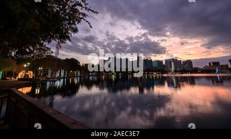 Menschen gehen durch neue Urlaub Dekorationen am Lake Eola Park in der Innenstadt von Orlando, Florida. Stockfoto