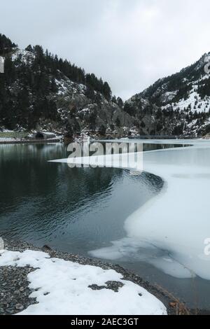 Foto bei Vall de Nuria, Spanien. Herbst im spanisch Pirineos. Stockfoto