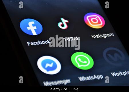 Nahaufnahme der TikTok Logo, Symbol, Logo auf einem modernen Smartphone mit verschiedenen anderen Apps Stockfoto