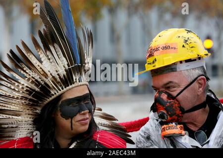 Madrid, Spanien. 08 Dez, 2019. 350.Org indigenen Führern und Aktivisten protestieren in Madrid gegen Ölverschmutzung, der fossilen Industrie in Brasilien im Rahmen der COP 25. Aufmerksamkeit auf das Auslaufen von Öl, Verschmutzung der Strände und verschmutzen das Sea Life in 11 Staaten in Brasilien in den letzten drei Monaten zu zeichnen, indigene Vertreter aus fünf verschiedenen Völkern und Aktivisten von 350.Org wird ein Protest in einem der berühmtesten Plätze von Madrid, die Smart Building von Repsol die Spanische Ölgesellschaft. Quelle: dpa Picture alliance/Alamy leben Nachrichten Stockfoto