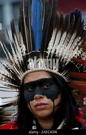 Madrid, Spanien. 08 Dez, 2019. 350.Org indigenen Führern und Aktivisten protestieren in Madrid gegen Ölverschmutzung, der fossilen Industrie in Brasilien im Rahmen der COP 25. Aufmerksamkeit auf das Auslaufen von Öl, Verschmutzung der Strände und verschmutzen das Sea Life in 11 Staaten in Brasilien in den letzten drei Monaten zu zeichnen, indigene Vertreter aus fünf verschiedenen Völkern und Aktivisten von 350.Org wird ein Protest in einem der berühmtesten Plätze von Madrid, die Smart Building von Repsol die Spanische Ölgesellschaft. Quelle: dpa Picture alliance/Alamy leben Nachrichten Stockfoto