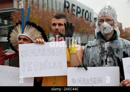 Madrid, Spanien. 08 Dez, 2019. 350.Org indigenen Führern und Aktivisten protestieren in Madrid gegen Ölverschmutzung, der fossilen Industrie in Brasilien im Rahmen der COP 25. Aufmerksamkeit auf das Auslaufen von Öl, Verschmutzung der Strände und verschmutzen das Sea Life in 11 Staaten in Brasilien in den letzten drei Monaten zu zeichnen, indigene Vertreter aus fünf verschiedenen Völkern und Aktivisten von 350.Org wird ein Protest in einem der berühmtesten Plätze von Madrid, die Smart Building von Repsol die Spanische Ölgesellschaft. Quelle: dpa Picture alliance/Alamy leben Nachrichten Stockfoto
