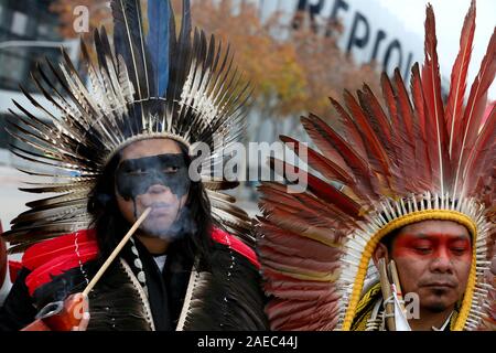 Madrid, Spanien. 08 Dez, 2019. 350.Org indigenen Führern und Aktivisten protestieren in Madrid gegen Ölverschmutzung, der fossilen Industrie in Brasilien im Rahmen der COP 25. Aufmerksamkeit auf das Auslaufen von Öl, Verschmutzung der Strände und verschmutzen das Sea Life in 11 Staaten in Brasilien in den letzten drei Monaten zu zeichnen, indigene Vertreter aus fünf verschiedenen Völkern und Aktivisten von 350.Org wird ein Protest in einem der berühmtesten Plätze von Madrid, die Smart Building von Repsol die Spanische Ölgesellschaft. Quelle: dpa Picture alliance/Alamy leben Nachrichten Stockfoto