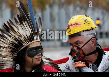 Madrid, Spanien. 08 Dez, 2019. 350.Org indigenen Führern und Aktivisten protestieren in Madrid gegen Ölverschmutzung, der fossilen Industrie in Brasilien im Rahmen der COP 25. Aufmerksamkeit auf das Auslaufen von Öl, Verschmutzung der Strände und verschmutzen das Sea Life in 11 Staaten in Brasilien in den letzten drei Monaten zu zeichnen, indigene Vertreter aus fünf verschiedenen Völkern und Aktivisten von 350.Org wird ein Protest in einem der berühmtesten Plätze von Madrid, die Smart Building von Repsol die Spanische Ölgesellschaft. Quelle: dpa Picture alliance/Alamy leben Nachrichten Stockfoto