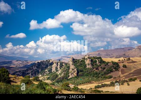 Die Altstadt auf dem Hügel mit riesigen Felsen bei Catania Sizilien, Italien. Stockfoto