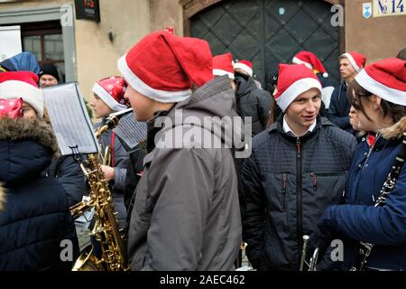 Mitglieder einer Schule Orchester tragen Santa Claus Hüte warten auf 'Ausführen Orszak Swietego Mikolaja" (Sankt Nikolaus Prozession) organisiert von der a Stockfoto