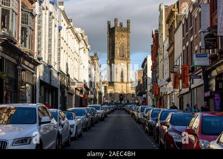 BOLD Street, Liverpool, Großbritannien, 11. MAI 2015: Autos in einer Reihe auf Bold Street und St. Lukas Kathedrale geparkt an seinem oberen Ende, Liverpool UK. Stockfoto