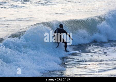 Bournemouth, Dorset UK. 8. Dezember 2019. UK Wetter: Wind und Wellen Zunahme der Größe als Sturm Atiyah Ansätze in Bournemouth Strand als Surfer das Beste aus den Bedingungen zu machen. Credit: Carolyn Jenkins/Alamy leben Nachrichten Stockfoto