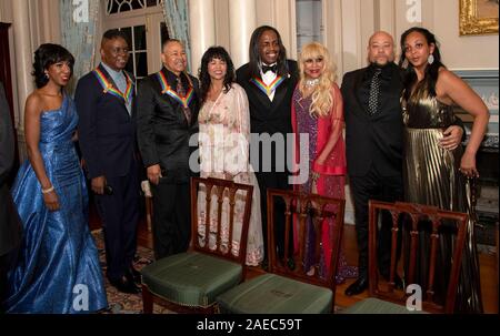 Washington DC, USA. 07 Dez, 2019. Mitglieder der Band Earth, Wind & Fire posieren mit ihren Ehegatten, von Links nach Rechts, Valerie Bailey, Sänger Philip Bailey, Schlagzeuger Ralph Johnson, Susan Johnson, Bassist Verdine White, und seine Frau Shelly Clark, drei der Empfänger der 42. jährlichen Kennedy Center Honors, posieren mit Kahbran Weiß, Sohn von Maurice Weiß und ein Gast nach einem Abendessen an der United States State Department in Washington, DC am Samstag, 7. Dezember 2019. Die Preisträger 2019 sind: Erde, Wind & Feuer, Sally Field, Linda Ronstadt, Sesamstraße, und Michael Tilson Thomas. Stockfoto