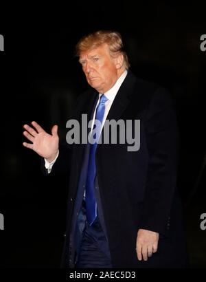 Washington DC, USA. 08 Dez, 2019. Präsidenten der Vereinigten Staaten Donald J. Trumpf Wellen, während er auf dem Südrasen des Weißen Hauses nach seiner Rückkehr nach Washington aus Florida am 7. Dezember 2019. Credit: MediaPunch Inc/Alamy leben Nachrichten Stockfoto