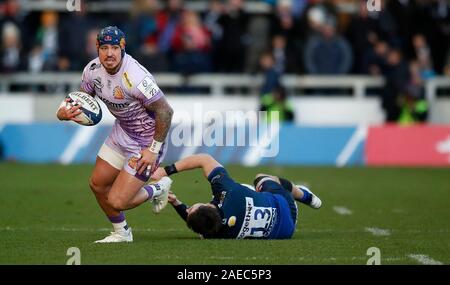 Exeter Chiefs' Jack Nowell überspringt vom Verkauf Haifische" Sam James, während die Heineken Europacup Pool zwei Gleichen an den AJ Bell Stadium, Verkauf. Stockfoto