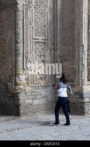 Touristische außerhalb des Magok-i Attari Moschee in Buchara Stockfoto