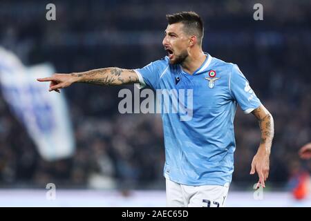 Francesco Acerbi Latium Gesten während der Italienischen Meisterschaft in der Serie A Fußballspiel zwischen SS Lazio Rom und Juventus am 7. Dezember 2019 im Stadio Olimpico in Rom, Italien - Foto Federico Proietti/ESPA-Bilder Stockfoto