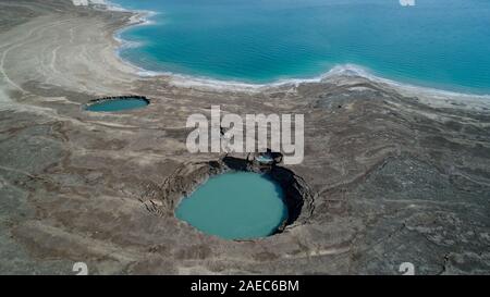 Luftaufnahmen mit einer Drohne. Ansicht der Dolinen am Ufer des Toten Meeres, Israel. Das Waschbecken Löcher sind durch die sich rasch verschlechternden w verursacht Stockfoto