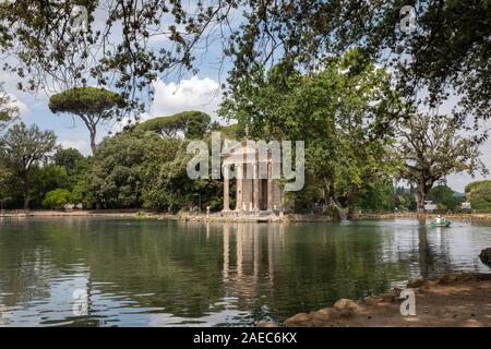 Panoramablick auf den Tempel des Asklepios (Tempio di Esculapio) und See in den öffentlichen Park der Villa Borghese. Tag Sommer und blauer Himmel Stockfoto