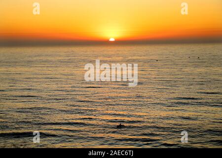 Sonnenuntergang an der kalifornischen San Elijo State Beach Stockfoto