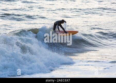 Bournemouth, Dorset UK. 8. Dezember 2019. UK Wetter: Wind und Wellen Zunahme der Größe als Sturm Atiyah Ansätze in Bournemouth Strand als Surfer das Beste aus den Bedingungen zu machen. Credit: Carolyn Jenkins/Alamy leben Nachrichten Stockfoto