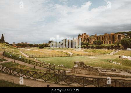 Rom, Italien, 23. Juni 2018: Panoramablick auf den Tempel des Apollo Palatinus auf Palatin Hügel des antiken Rom und Circus Maximus (Circo Massimo) ist ein Stockfoto