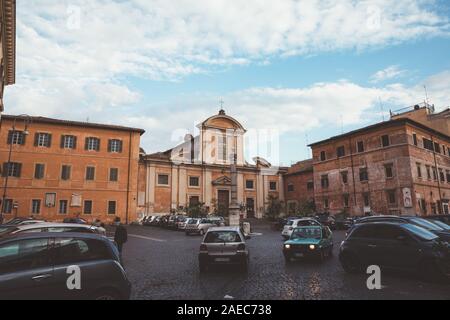 Rom, Italien, 23. Juni 2018: Blick auf Trastevere ist im 13. Bezirk von Rom auf dem westlichen Ufer des Tiber, südlich von Vatikanstadt. Verkehr c Stockfoto