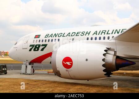 Boeing hat die 787 in der Bangladesh Airlines Bemalung auf der Farnborough International Airshow 2018, Farnborough, Großbritannien Stockfoto