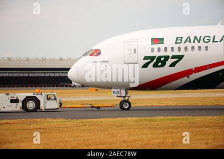 Boeing hat die 787 in der Bangladesh Airlines Bemalung auf der Farnborough International Airshow 2018, Farnborough, Großbritannien Stockfoto