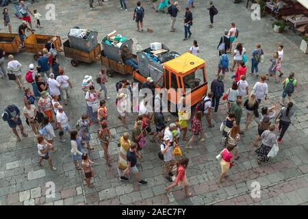 Montenegro, 20, 27, Sept 22, 2019: eine große Gruppe von Touristen an der Sankt-tryphon Plaza in Kotor Stockfoto