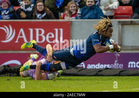 Salford, UK. 08 Dez, 2019. 8. Dezember 2019; AJ Bell Stadium, Salford, Lancashire, England; europäischen Champions Cup Rugby, Verkauf Haifische gegen Exeter Chiefs; Marland Yarde Verkaufs Haie ist von Stuart Hogg von Exeter Rugby - Redaktionelle Verwendung Credit: Aktion Plus Sport Bilder/Alamy Leben Nachrichten angegangen Stockfoto