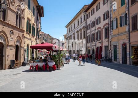 Pisa, Italien - 29. Juni 2018: Zu Fuß auf die Straße Borgo Stretto in Pisa Stadt mit historischen Gebäuden und Geschäften. Menschen gehen und der Rest um. Sommer sonnig Stockfoto