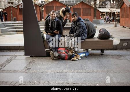 Serbien, 26.November, 2019: eine kleine Gruppe von Migranten aus dem Nahen Osten ihre Handys aufladen am Platz der Republik in Belgrad Zentrum Stockfoto