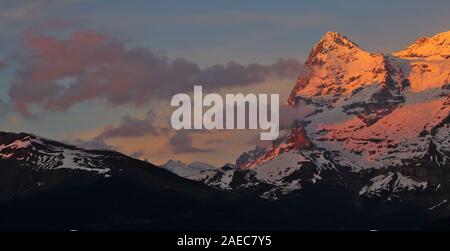 Eiger im Berner Oberland, Schweiz. Murren aus in der Dämmerung Geschossen. Stockfoto