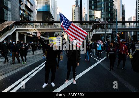 Hongkong, China. 8 Dez, 2019. Demonstranten nehmen Teil während einer pro-demokratischen Kundgebung in der Admiralität Bezirk in Hongkong, China. Hunderttausende von Menschen marschierten durch Hong Kong Tag der Menschenrechte zu markieren als Demonstrationen in Hongkong in seiner sechsten Monat fortgesetzt. Die Demonstranten weiter für Hongkongs Regierung ihre 5 Anforderungen zu erfüllen. Credit: Keith Tsuji/ZUMA Draht/Alamy leben Nachrichten Stockfoto