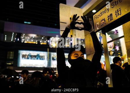 Hongkong, China. 8 Dez, 2019. Demonstrant formen eine Herzform Geste während einer pro-demokratischen Kundgebung in der Admiralität Bezirk in Hongkong, China. Hunderttausende von Menschen marschierten durch Hong Kong Tag der Menschenrechte zu markieren als Demonstrationen in Hongkong in seiner sechsten Monat fortgesetzt. Die Demonstranten weiter für Hongkongs Regierung ihre 5 Anforderungen zu erfüllen. Credit: Keith Tsuji/ZUMA Draht/Alamy leben Nachrichten Stockfoto