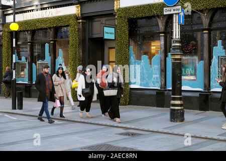 Tiffany & Co Jewelry Store Exterieur und Weihnachtskäufer mit Tüten auf alten Bond Street in Mayfair, London W1 England UK KATHY DEWITT Stockfoto