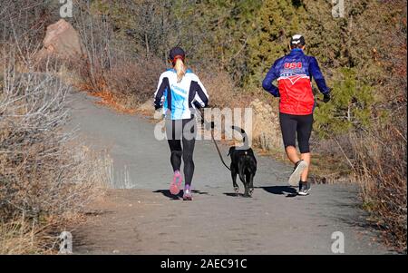 Läufer joggen entlang einem Uferweg im frühen Winter in Bend, Oregon Stockfoto