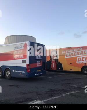 Die Liberalen Demokraten' Schlacht Bus parkte neben dem Tory Wahl Trainer an der Woodall Autobahn Dienstleistungen auf der M1-Sonntag. Stockfoto