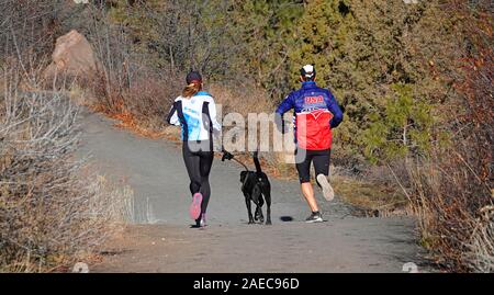 Läufer joggen entlang einem Uferweg im frühen Winter in Bend, Oregon Stockfoto