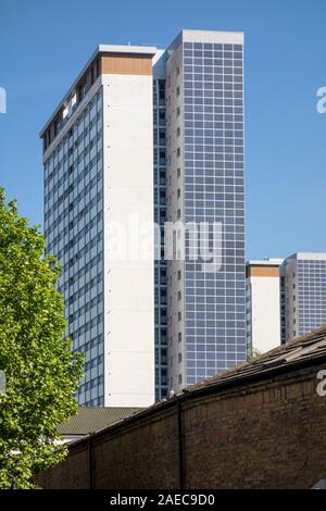 Sonnenkollektoren auf Norland Haus, hoher Turmblock, Edward Woods Estate, Hammersmith und Fulham, London, UK Stockfoto